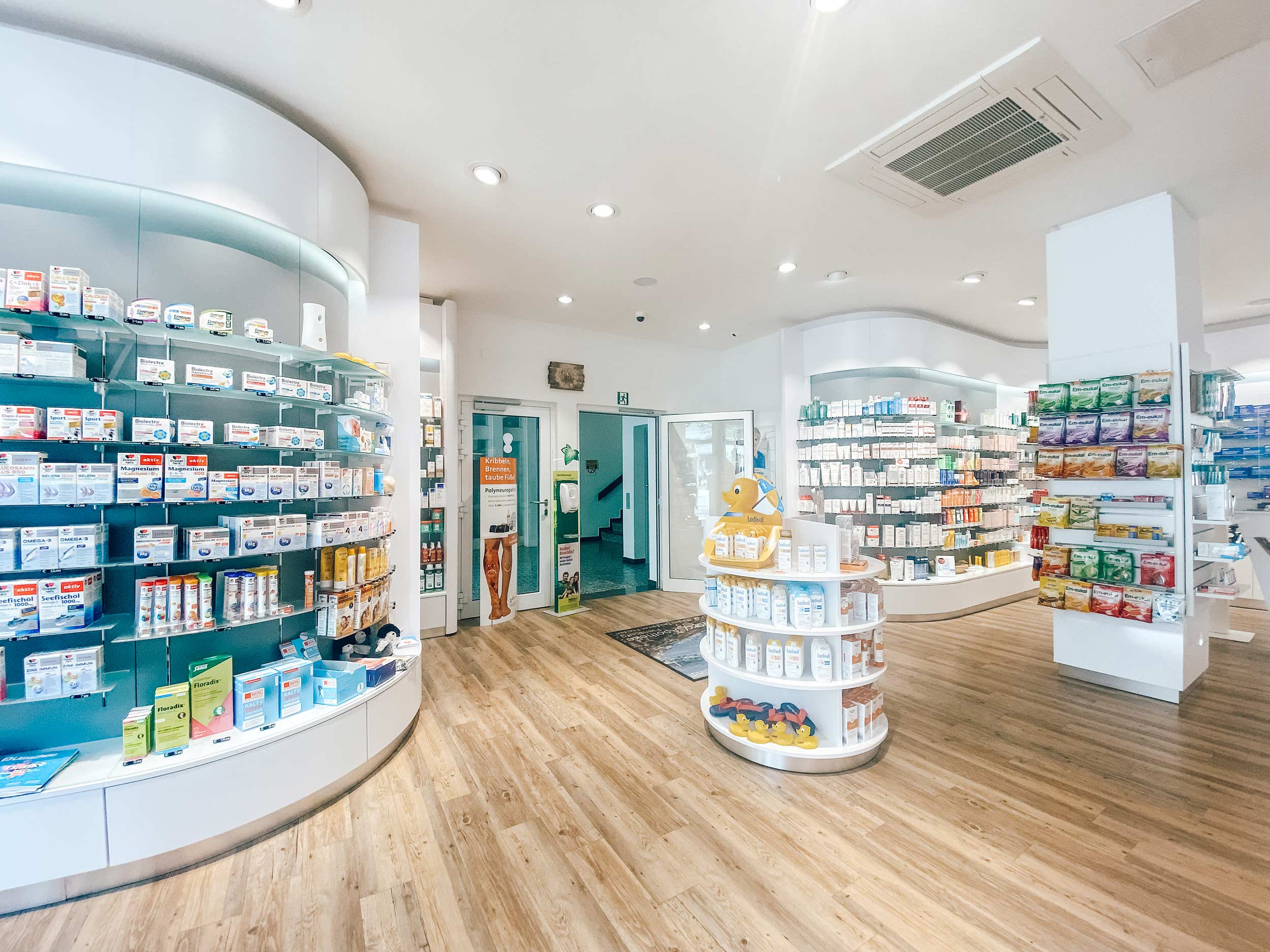 nord-apotheke-flensburg-neubau-1-duecker-konzept-apothekeneinrichtung